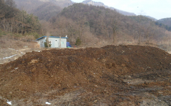 가축을 사육하여 얻은 분뇨와 농사 부산물로 퇴비를 만드는 농가의 모습. 짧은 기간에 만드는 공장퇴비와는 다르게 오랫동안 부숙을 한다