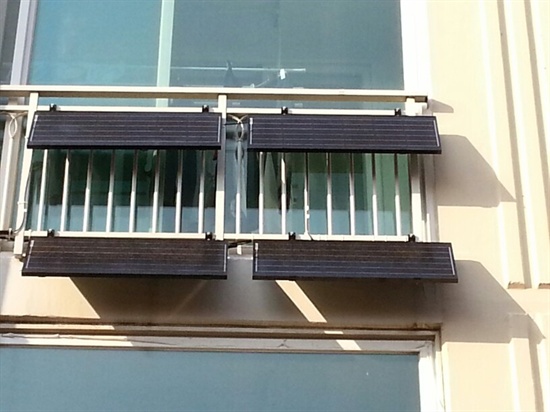 아파트 베란다에 설치 돼 있는 소형 태양광 발전기. 