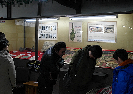 동국사 ‘일제침탈 사료관’에 전시된 자료들을 돌아보는 방문객들. 
