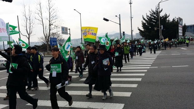 삼일절 오전 서울 거리를 걸으면서 탈핵을 외치고 있는 탈핵희망도보순례단 