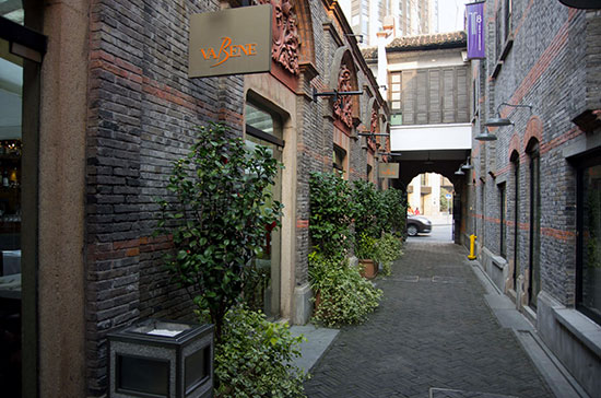 신천지(新天地) 카페 골목은 지금은 상하이에서 가장 서구적인 분위기를 보여주는 곳이다. 그러나 1920년대에 이곳 영경방(永慶坊)에는 김구를 비롯한 임정 요원들의 숙소가 있었다.