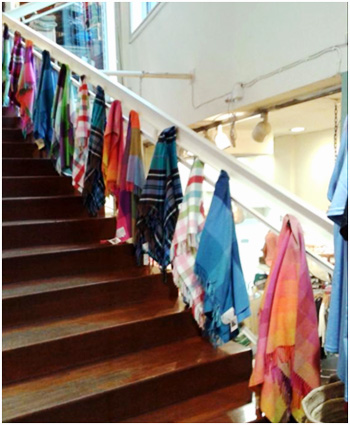 매장 안에는 아보카 브랜드의 대표적인 상품인 다양항 색상의 담요들이 계단 나란히 전시되어 있다.