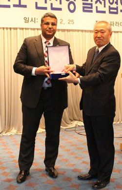 이귀복(사진 오른쪽) 인천항발전협의회 회장이 한국중고차를 가장 많이 수입한 리비아 드룹 하이삼 사장에게 감사패를 수여하고 있다.