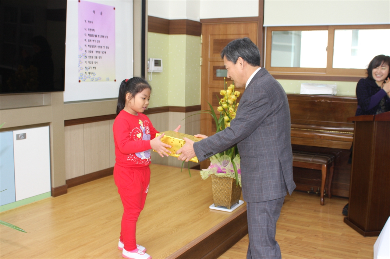  동창초등학교 채병덕 교장선생은 혼자 입학하는 채샤영양에게 운동화를 선물하며 건강하고 즐겁게 학교 생활을 할 수 있도록 지도하겠다고 부모님께 약속했다