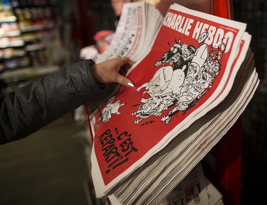 지난 2월 25일 이른 아침, 프랑스 파리의 파리북역(Gare du Nord train station)에서 한 손님이 프랑스 풍자 잡지 <샤를리 에브도>를 집어들고 있다. 현지 언론은 <샤를리 에브도>의 새 판이 250만 부 가량 인쇄된 것으로 보도했다.