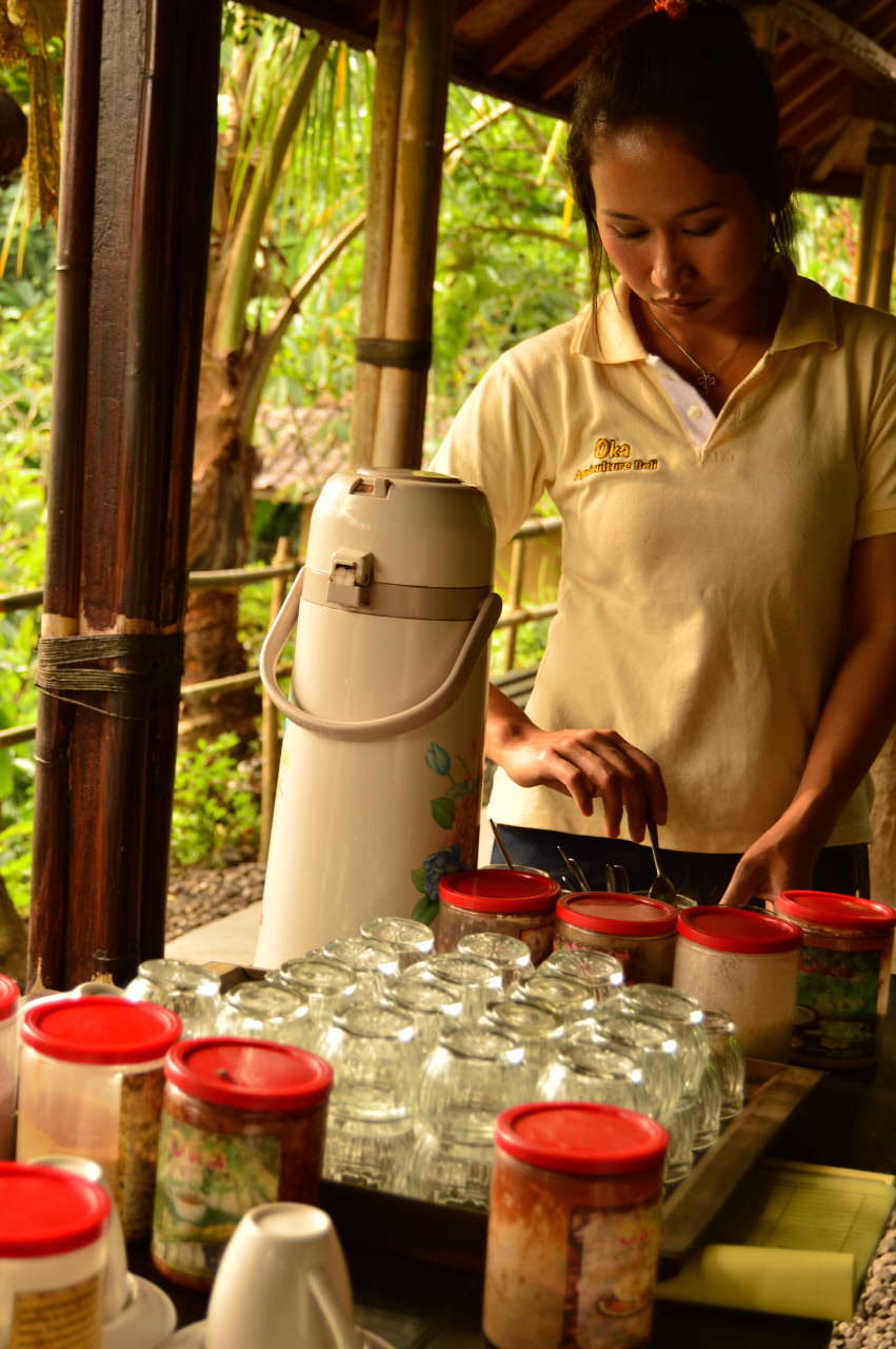 농장 직원이 여행자들에게 무료로 제공할 커피와 차를 만들고 있다.
