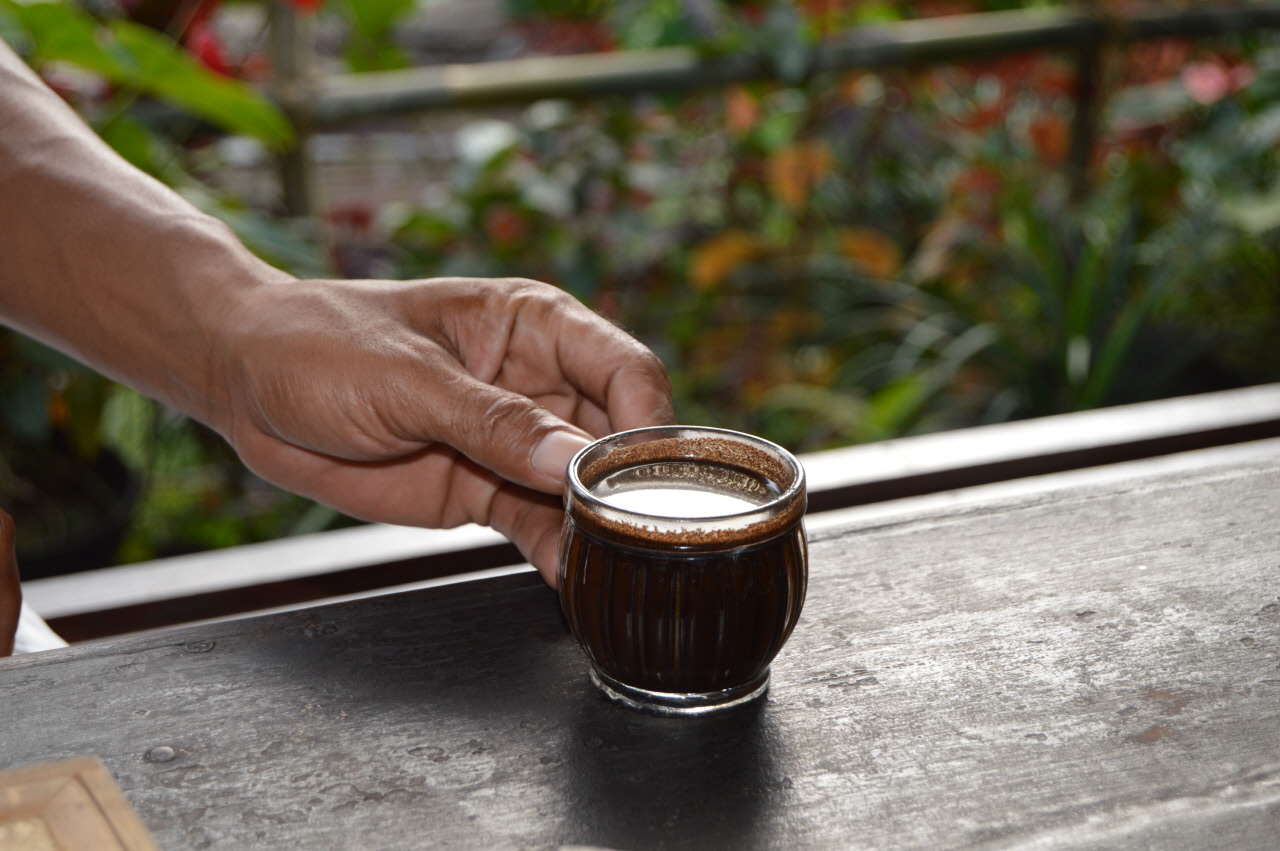 농장 직원이 잘 내린 발리 커피를 제공하고 있다.