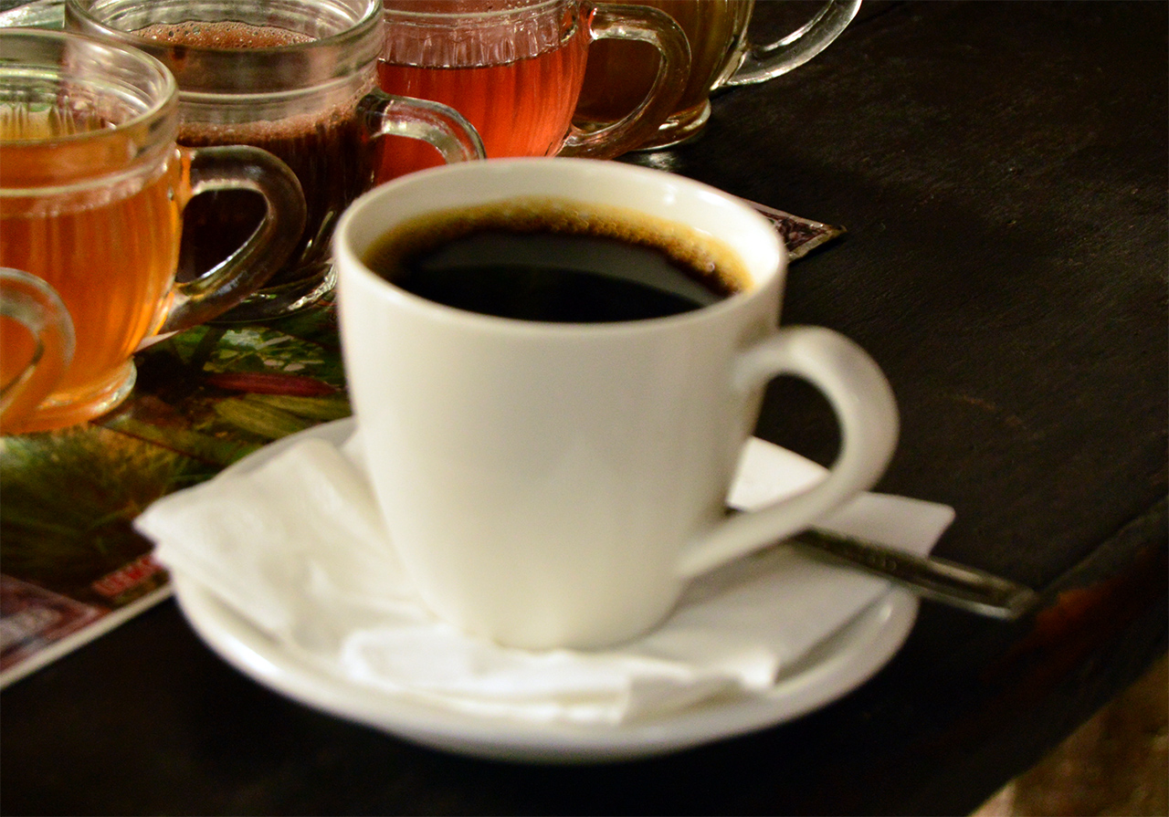 다른 커피와 격이 다르다는 것을 보여주려는 듯 고급스런 커피 잔에 담겨있다.