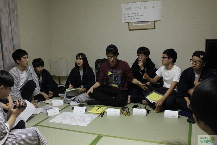 지난 1월 22일, 2015 청소년·대학생 일본환경연수 참가자들이 Hotel Fruit&Flower 호텔에 모여 원자력과 인간은 공존할 수 있는가를 주제로 한 ‘끝장토론’을 벌이고 있다. 
