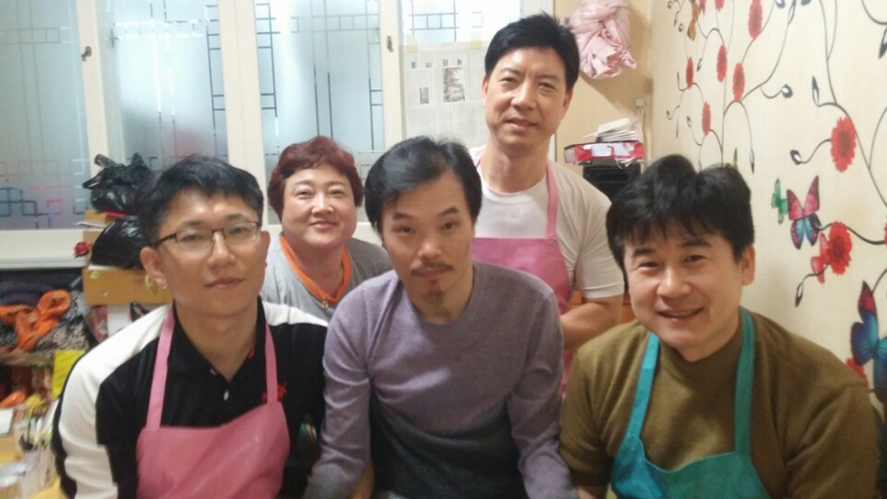 목욕봉사를 마치고 환한 미소를 짓고 있는 중증장애인 김정훈(가운데)씨와 여천NCC 한사랑회원들의 모습