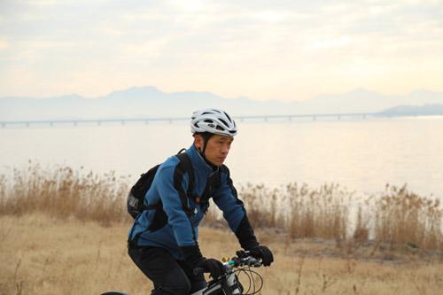 이재관 씨가 영산강변에서 자전거를 타고 있다기. 헌혈을 쉬지 않고 하려면 건강한 몸을 유지해야 한다. 자전거는 그의 건강을 다지는 비결이다.