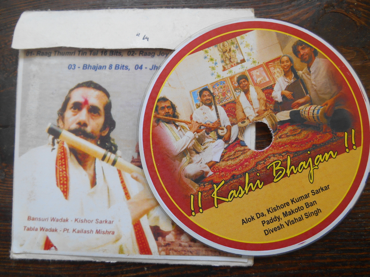 숙소 근처 라이브 카페에서 인도의 전통음악을 연주하고 있는 인도 사내의 음반.자존심 강한 그와 서너 차례 만났다.