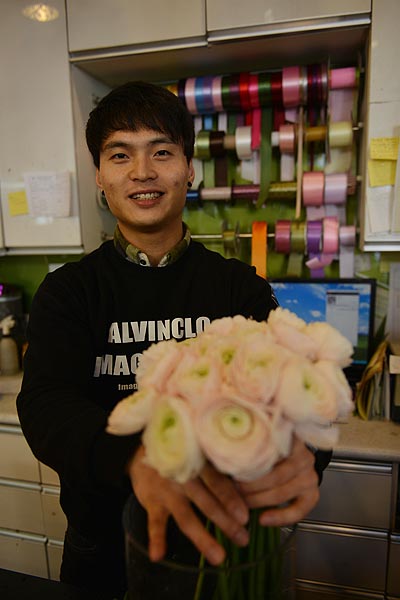 상준씨는 어머니의 꽃집에서 플로리스트로 일한다. 꽃의 포장이나 디자인을 연구하고, 청소년 직업 진로 체험 강의도 나간다.  