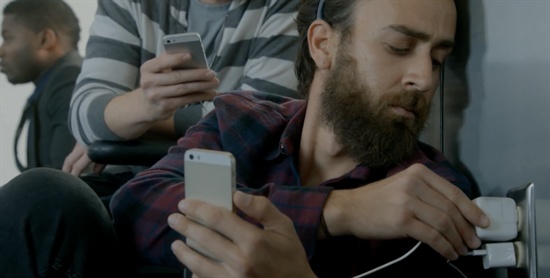 아이폰 사용자들이 공항에서 충전하려고 '벽치기'하는 모습을 보여준 갤럭시S5 광고 한 장면. 