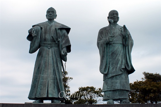 아마쿠사의 은인으로 존경받고 있는 스즈키 시게나리와 그의 형 스즈키 쇼산.