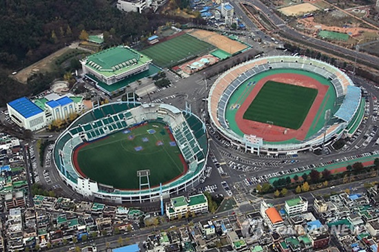  창원시는 프로야구 NC다이노스의 새 야구장을 현재 마산종합운동장에서 짓기로 했다.