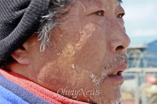 얼굴에 땀 맺힌 '승현 아빠' 이호진씨 지난달 23일 '진도 팽목항~서울 광화문 3보1배'에 나선 세월호 참사 희생자 고 이승현(단원고)군의 아버지 이호진씨와 누나 이아름씨는 3보1배 시작 10일째 되는 4일에도 고된 여정을 이어갔다.