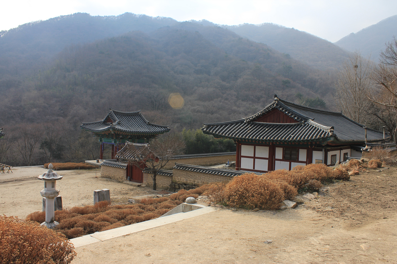 지리산 연곡사 <토지>에서 김개주의 형인 우관선사가 주지로 있는 절로 나온다.