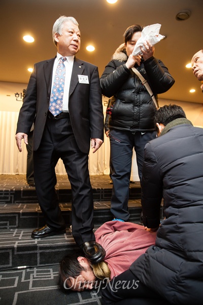 조찬간담회 참석자와 경찰이 쓰러져 있는 김기종씨를 제압하고 있다.