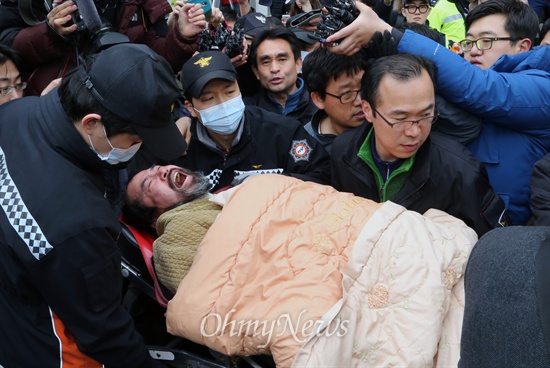 마크 리퍼트 미국 대사에게 흉기를 휘두른 혐의로 5일 오전 서울 종로경찰서에서 조사를 받고 있는 김기종(55)씨가 통증을 호소해 병원으로 후송되고 있다. 