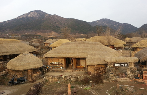 초가집으로 이뤄진 낙안읍성 민속마을. 금전산이 품고 있는 옛 마을이다.