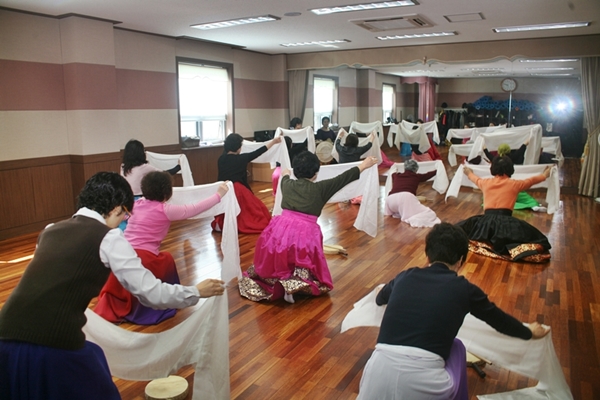 한국무용은 무거운 것을 이용하지 않고 뛰지를 않아 나이가 든 사람들에게 좋다고 한다 