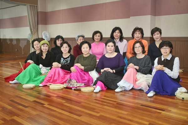 한국무용반 연습을 마치고 잠시 쉬는 틈에 포즈를 취해준 한국무용반