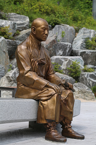 성북동 길가의 만해공원의 한용운 동상