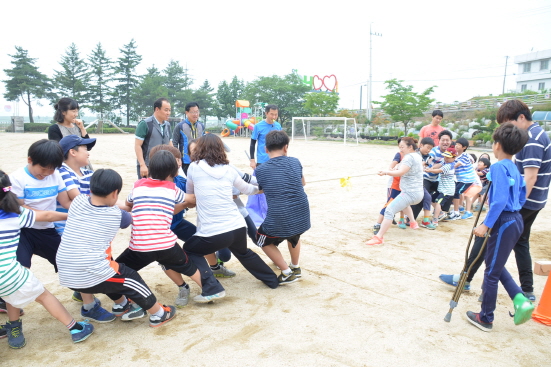 의남매 대항 운동회 이 학교 운동회는 특별하다. 의남매들이 사전 준비도 하고, 당일에도 의남매 별로 팀을 이루어 '의남매 대항전'이 벌어진다.