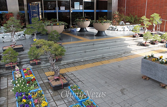 부산교육청은 지난달부터 학교비정규직 노동자들이 농성을 벌이던 본관 앞에 수십개의 화분으로 화단을 조성하면서 집회차단용 화단 조성이란 비판을 받고 있다. 