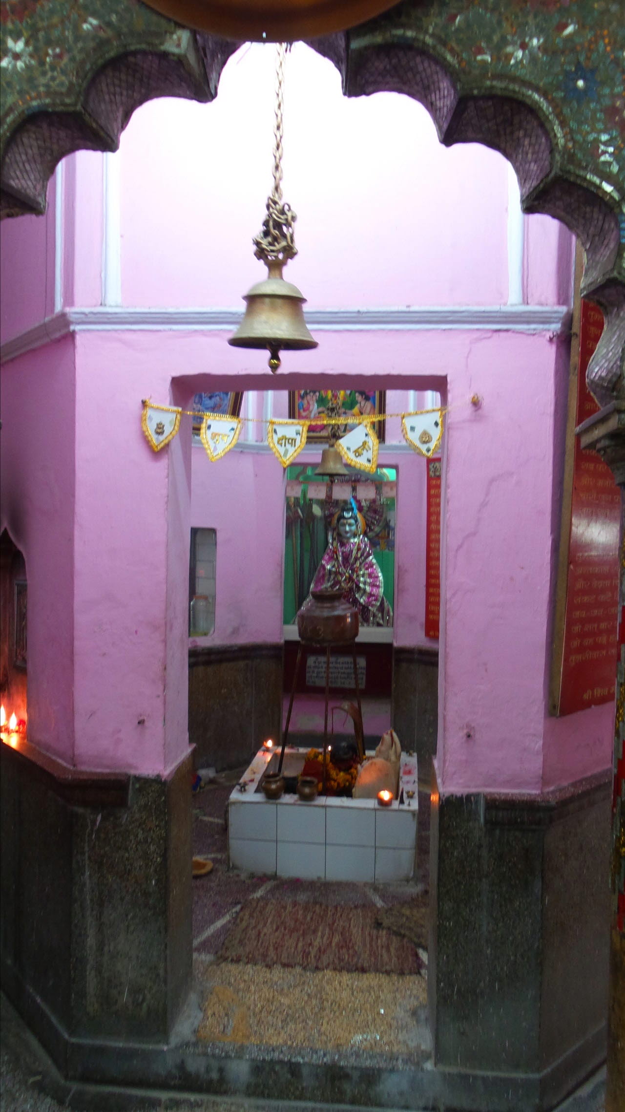 시바신을 모신 델리의 동네 힌두사원