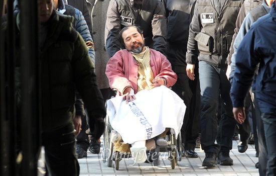 마크 리퍼트 주한 미 대사를 습격한 김기종 우리마당 대표가 6일 오후 서울 서초구 서울중앙지방법원에서 영장실질심사를 받기 위해 법정으로 들어서고 있다.
