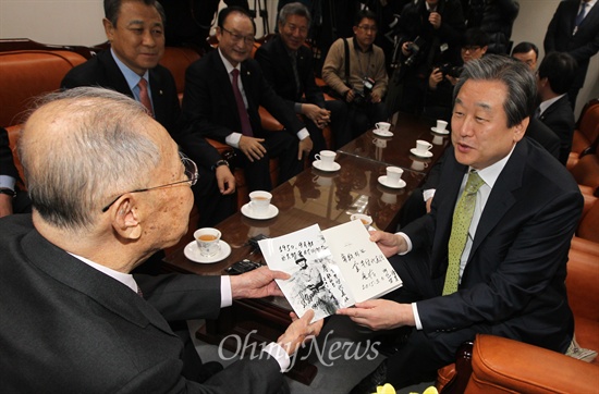 김무성 새누리당 대표가 6일 오후 서울 용산구 전쟁기념관에서 군사편찬연구자문위원장을 맡고 있는 백선엽 장군을 예방, 백 장군의 회고록 <내가 물러서면 나라 쏴라>와 사진을 선물받고 있다.