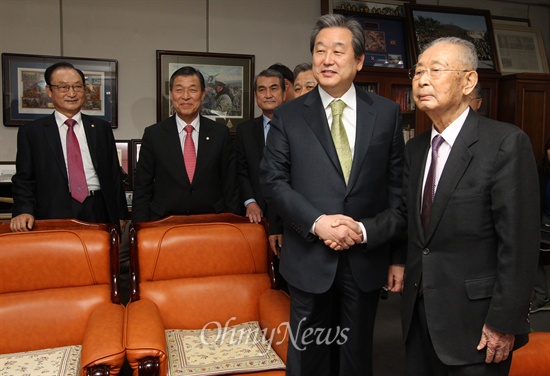 김무성 새누리당 대표가 6일 오후 서울 용산구 전쟁기념관에서 군사편찬연구자문위원장을 맡고 있는 백선엽 장군을 예방, 인사를 나누며 취재진을 향해 포즈를 취하고 있다.