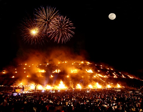 제주들불축제의 가장 큰 볼거리는 새별오름 전체에 불을 붙이는 순간이다.