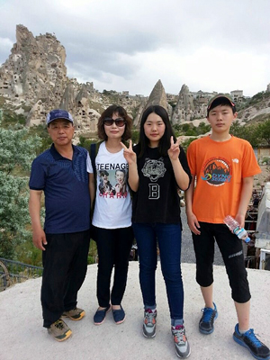 지난해 터키로 여행을 떠난 한 때를 포착한 김영상 회원(맨 왼쪽)의 가족사진. 그는 사랑하는 아내와 딸(고2), 아들(중3)과 함께 경주에서 살고 있다.  