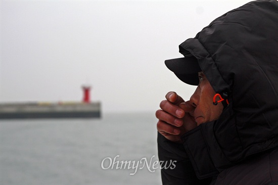 이 위원장과 함께 사고현장으로 향하는 배 위에 오른 실종자 허다윤(단원고)양 아버지가 바다를 바라보고 있다.