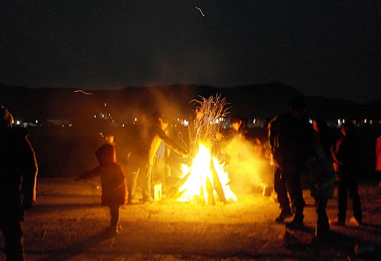 십자뜰에서 달집태우기 하는 나포초등학교 학생과 학부모들
