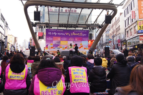  3.8세계여성의날 기념 대구여성대회가 6일 오후 대구시 중구 동성로 대구백화점 앞 광장에서 열린 가운데 여성 노동자들이 자리에 앉아 행사를 디켜보고 있다.