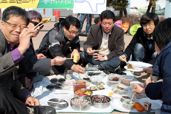 ‘수원 공공미술관 앞 도시락 파티’ 참여자들이 도시락을 먹고 있다.