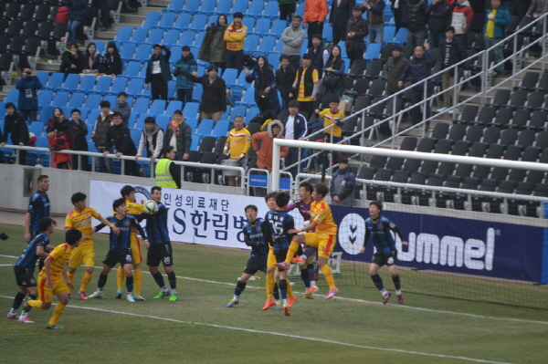  광주 FC의 극적인 동점골이 터지기 직전, 인천 골키퍼 유현이 공을 쳐내는 순간