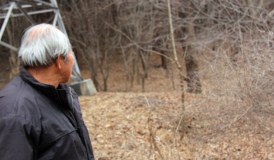 박성하(80)씨가  65년 전 학살 현장을 가르키며 눈물을 글썽이고 있다.  