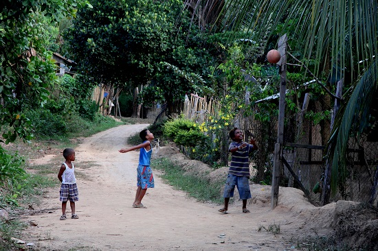 마을길에서 농구를 하고 있는 어린 소년들