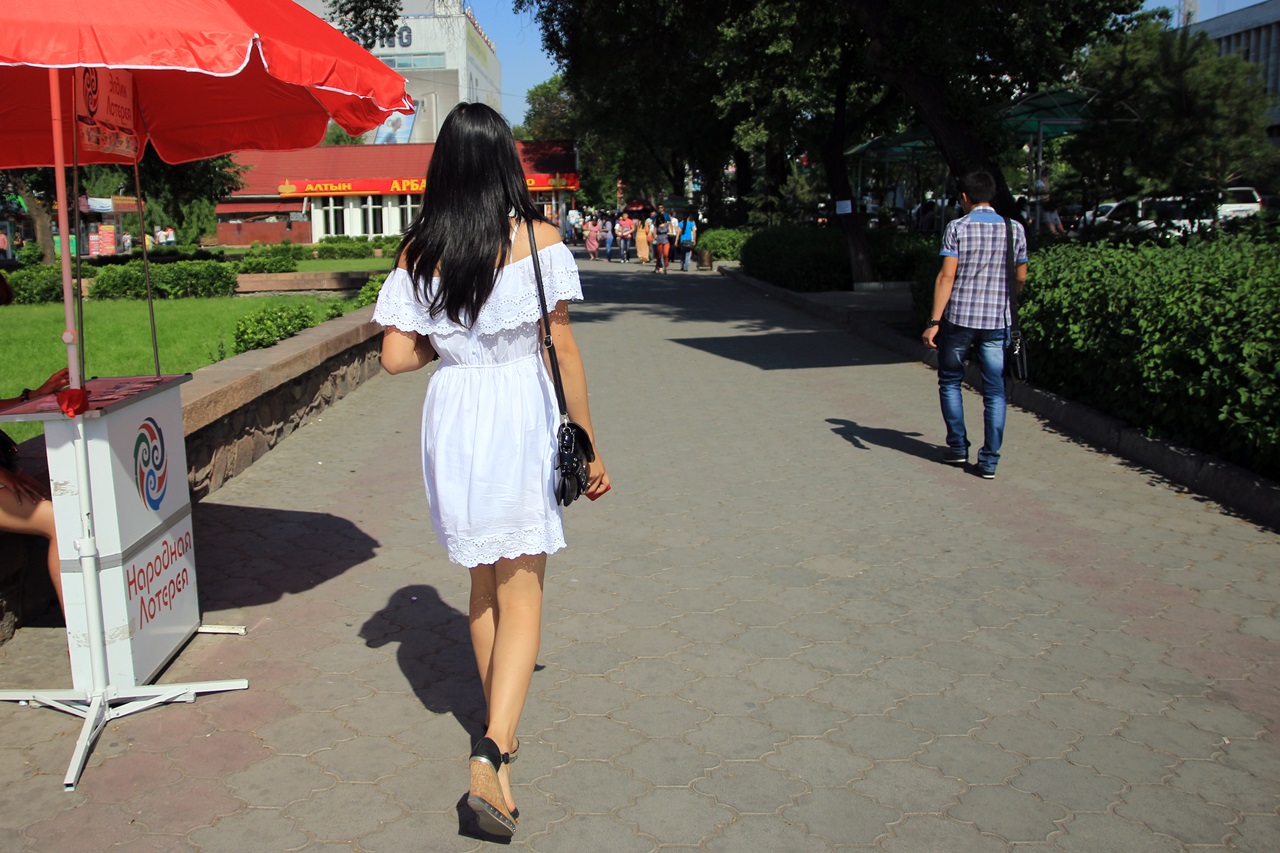 여름 드레스를 입은 키르기스스탄 아가씨 