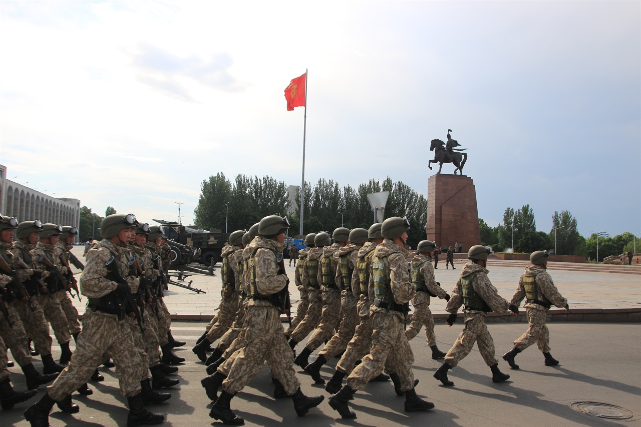 국립역사박물관 앞 45M의 키르기스스탄 대형 국기와 마나스 동상이 보인다 .