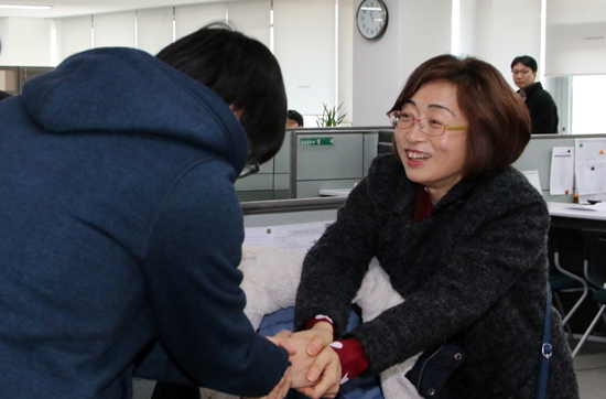고용노동부 성남지청을 방문한 은수미 국회의원이 직원들과 반갑게 인사하고 있다.