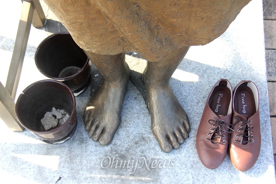경남 거제문화예술회관 소공원에 있는 '평화의 소녀상'에 누군가 신발을 갖다놓았다.