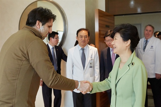 박근혜 대통령이 지난 9일 오전 서울 세브란스병원에서 리퍼트 주한 미국대사의 병실을 방문해 위로하고 있다.