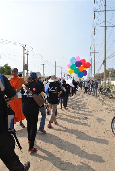 거리행진 하는 행사 참여자들의 모습