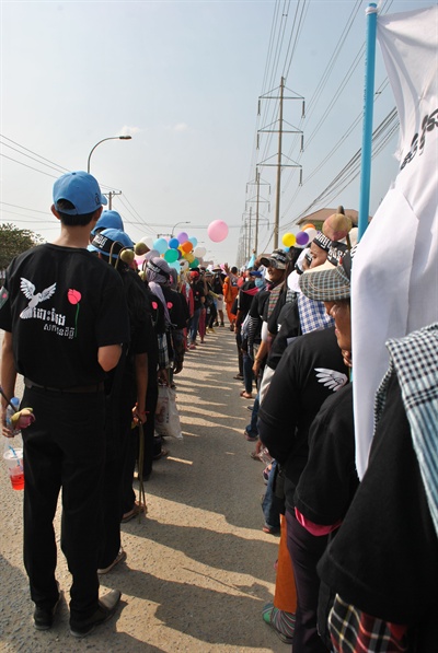 거리행진하는 행사 참여자들의 모습